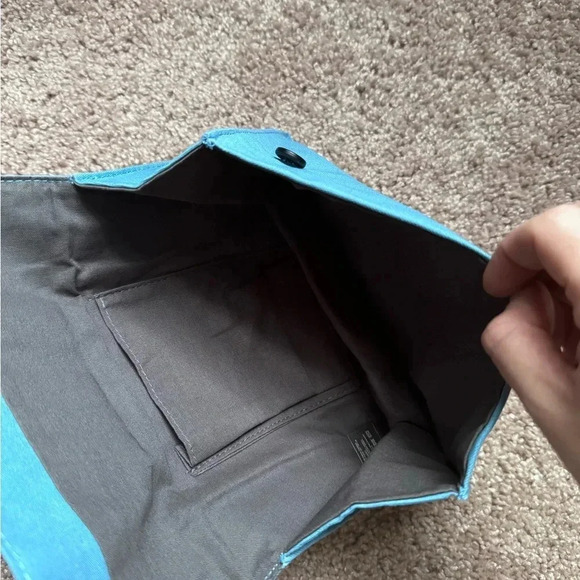 NEW Gucci Beauty Blue Canvas Envelope Style Bag - Picture 12 of 13